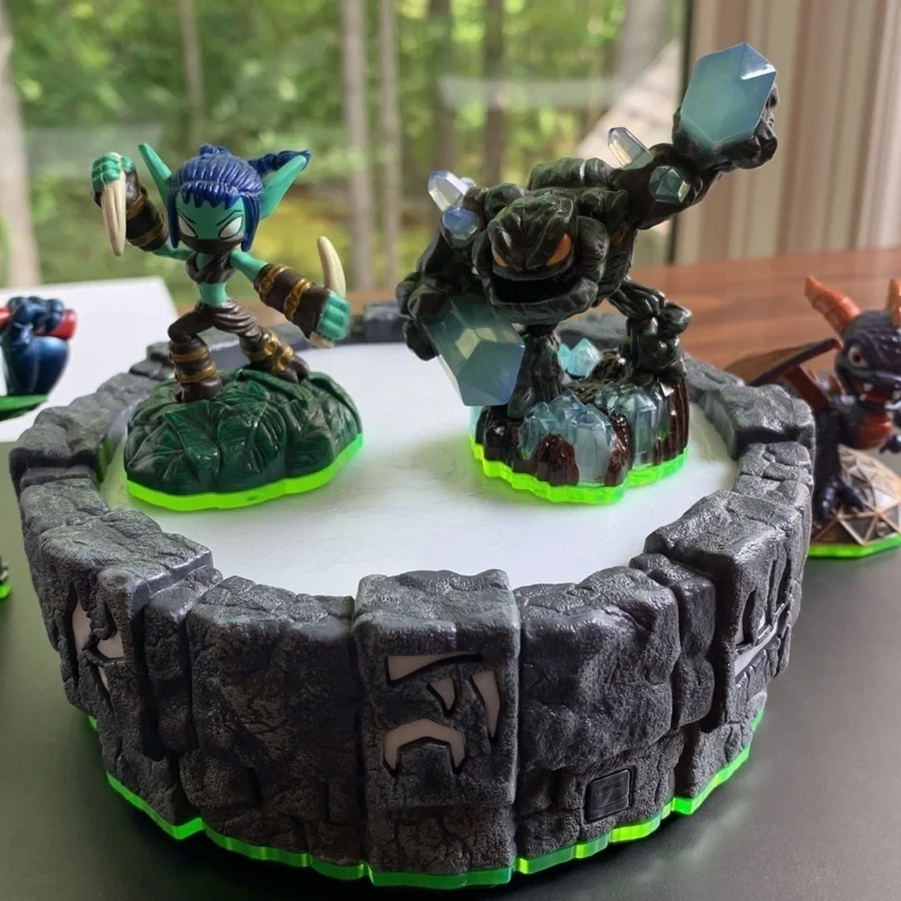 Activision Skylanders Wii Characters and Base Lot of 5 pieces